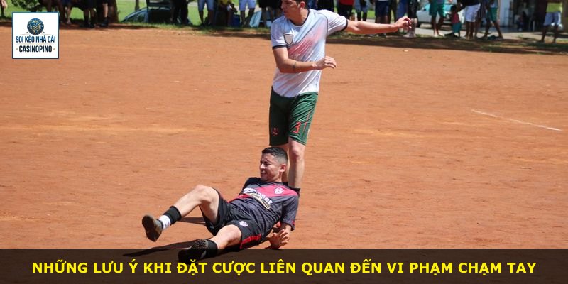 Những lưu ý khi đặt cược liên quan đến vi phạm chạm tay