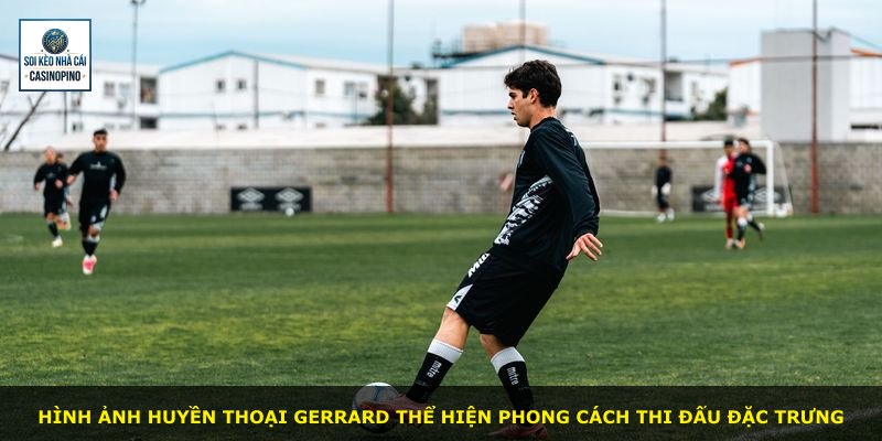 Hình ảnh huyền thoại Gerrard thể hiện phong cách thi đấu đặc trưng